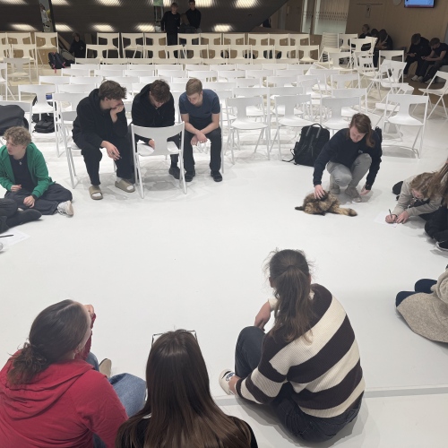 õpilased loomanahku määramas