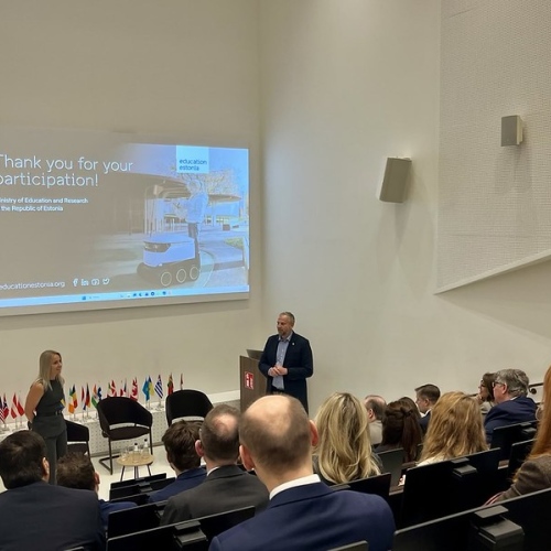 koolijuht ja projektijuht MURGi tutvustamas