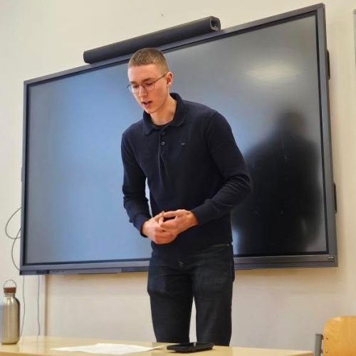 Oliver Blokk turniiril väitlemas