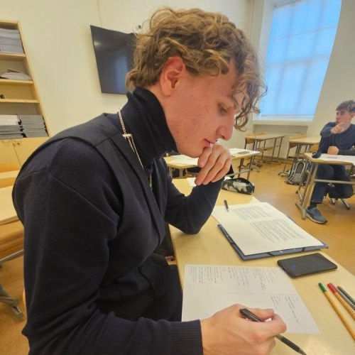 Rasmus Relve väitluse ajal kirjutamas