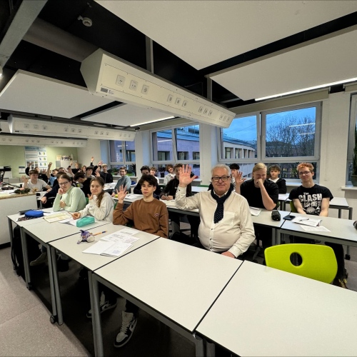 Koolijuht oma 10A klassiga keemiatunnis