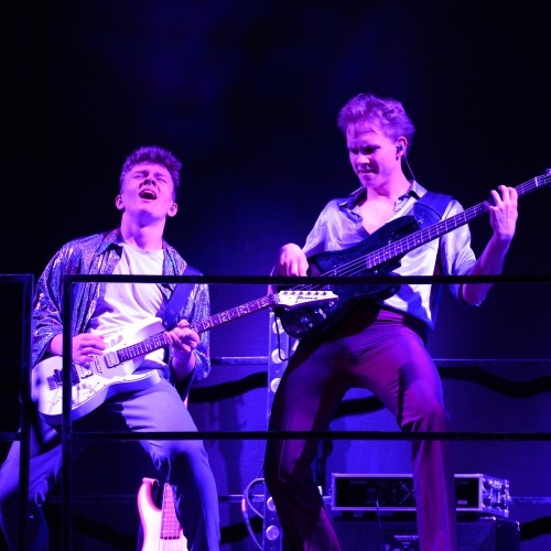 bändiliikmed kontserdil