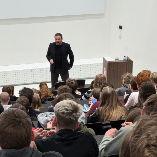 Välisminister Margus Tsahkna noortega kohtumas