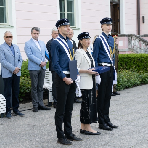 Lipu võtsid vastu liputoimkonna liikmed ja koolijuht