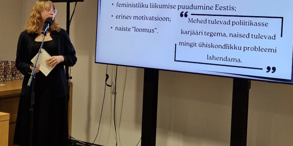 Katariina esitlemas uurimistööd HUNTS konverentsil