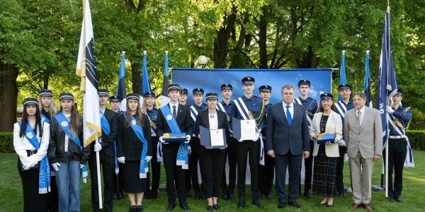Kandelipu kingiks saanud koolide esindused