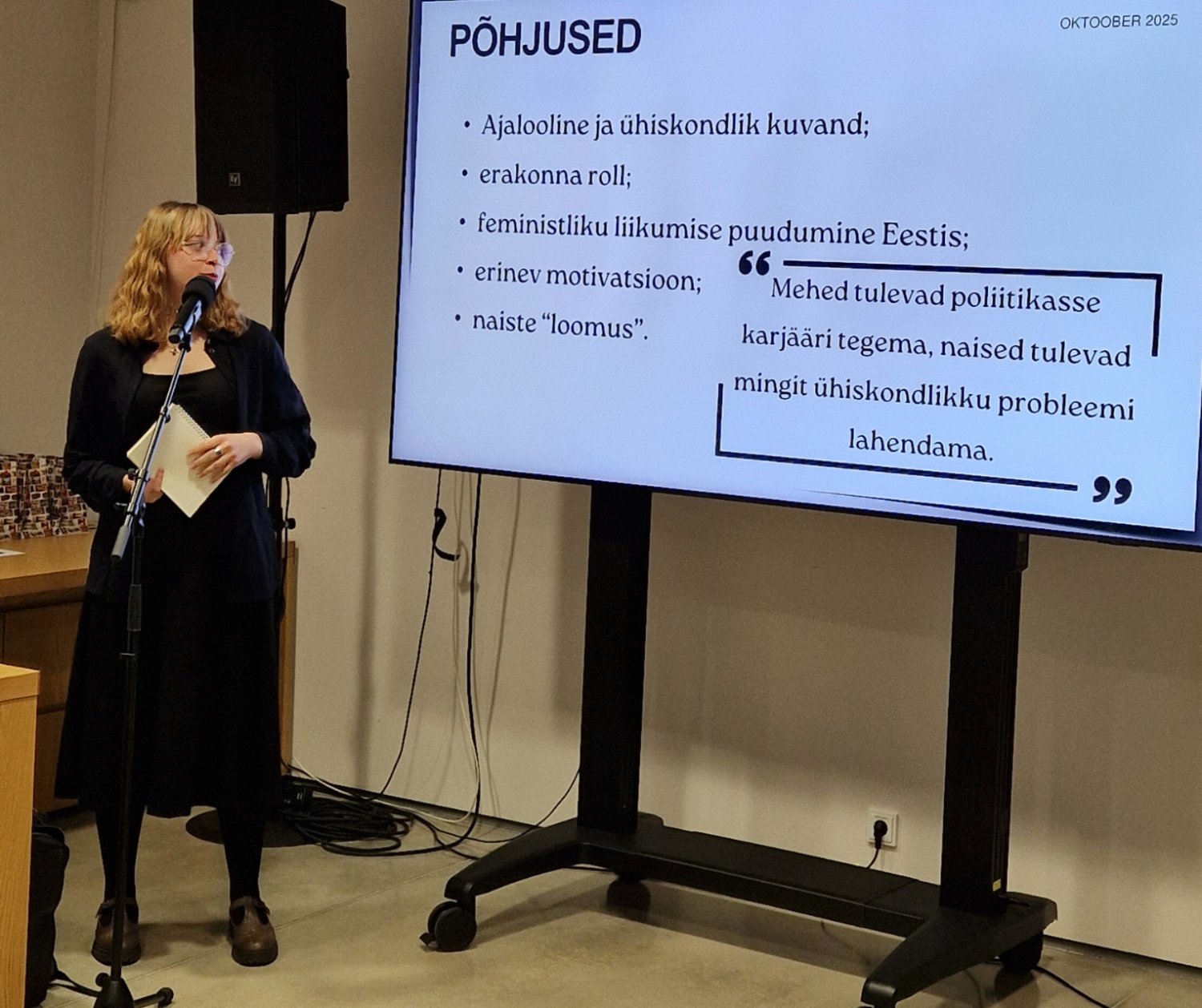 Katariina esitlemas uurimistööd HUNTS konverentsil