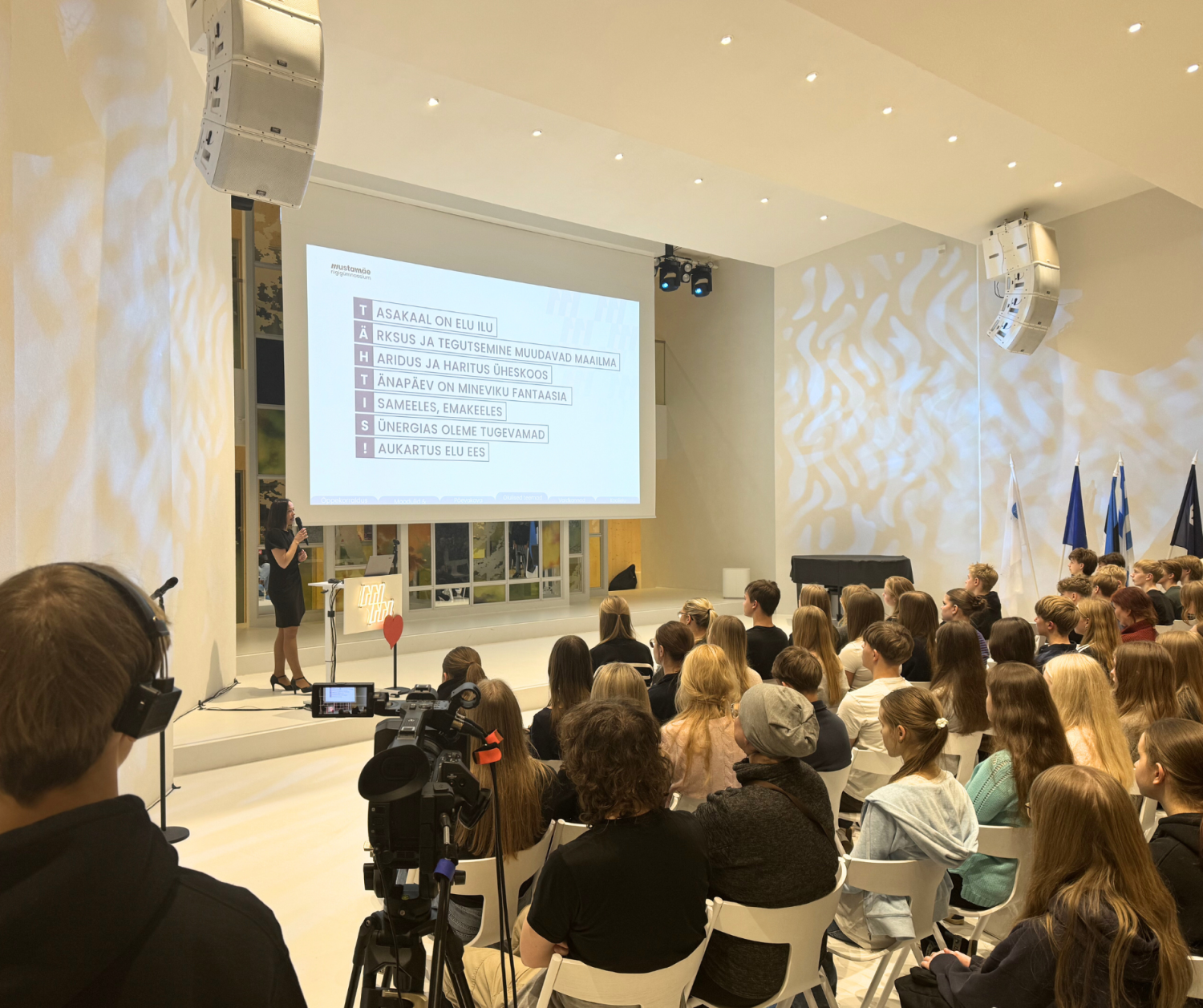 Õppejuht tutvustamas kooli infotunnis