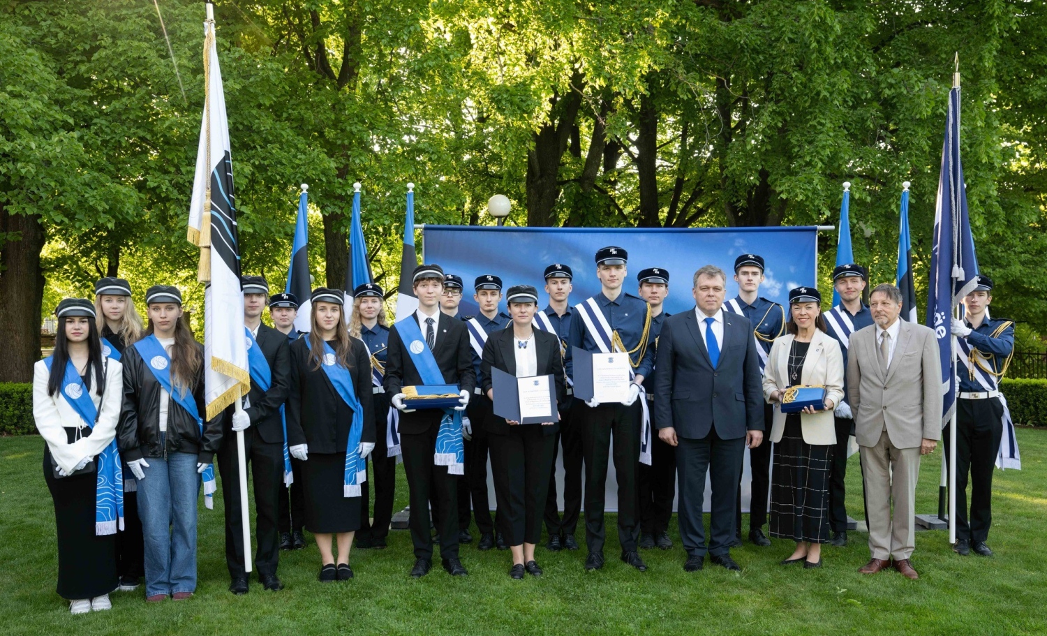 Kandelipu kingiks saanud koolide esindused